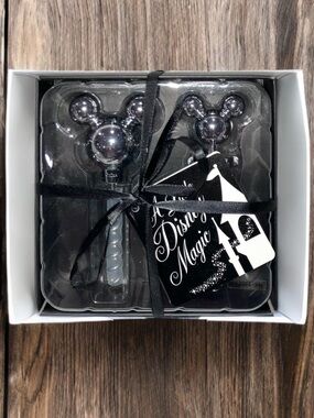 Walt Disney Parks Holiday Gift Set Mickey Mouse Wine Stopper And Cork Screw Cute